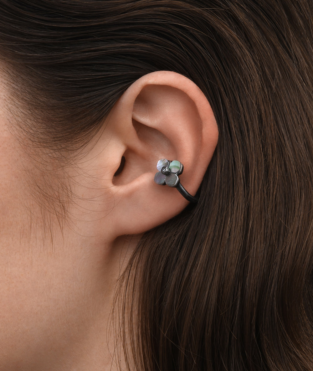 Ear cuff rond argenté avec nacre grise motif fleur effet vintage POPPY VS