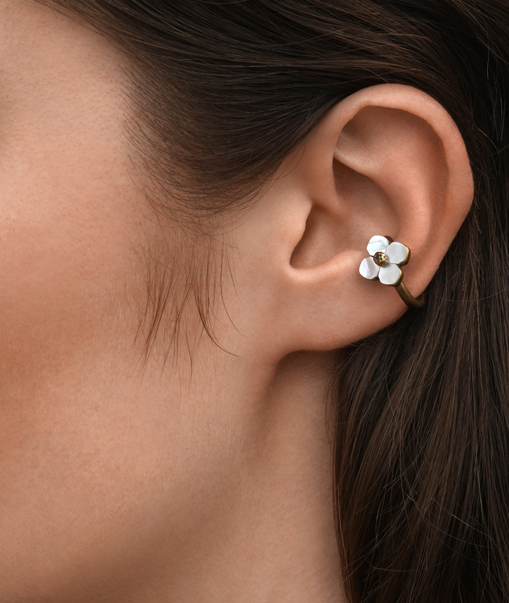 Ear cuff rond doré mat  avec nacre motif fleur effet vintage POPPY VG
