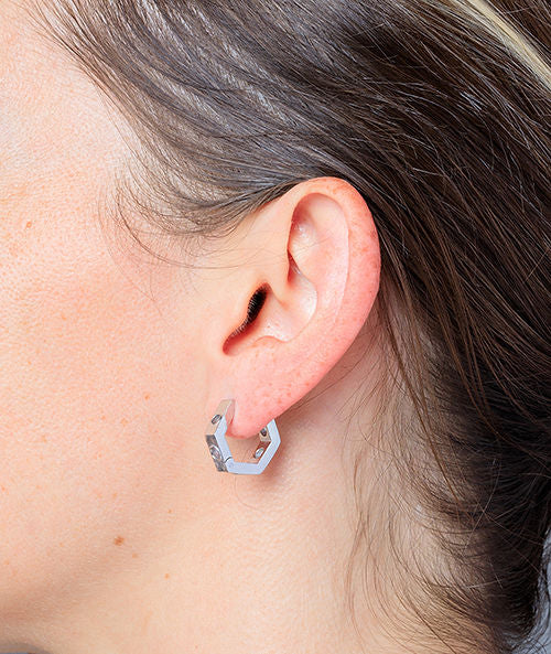 Boucle d'oreille créole forme géométrique perforée argentée Hexa Trash S