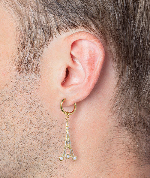 Boucle d'oreille Tour Eiffel pendante dorée, zirconiums et perles Darcy G