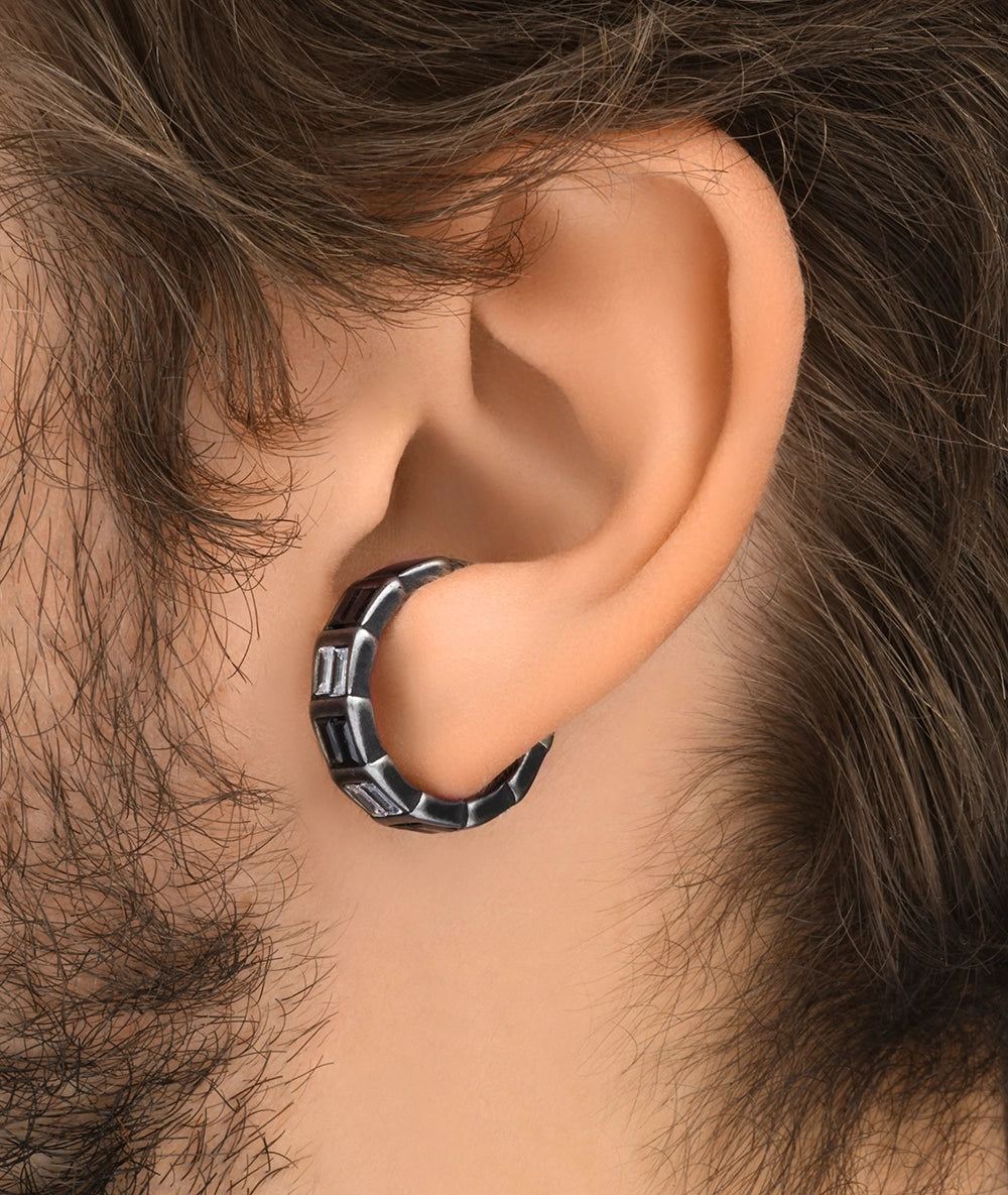 Ear cuff argenté et zirconiums noirs et blancs effet vintage BANKA VS