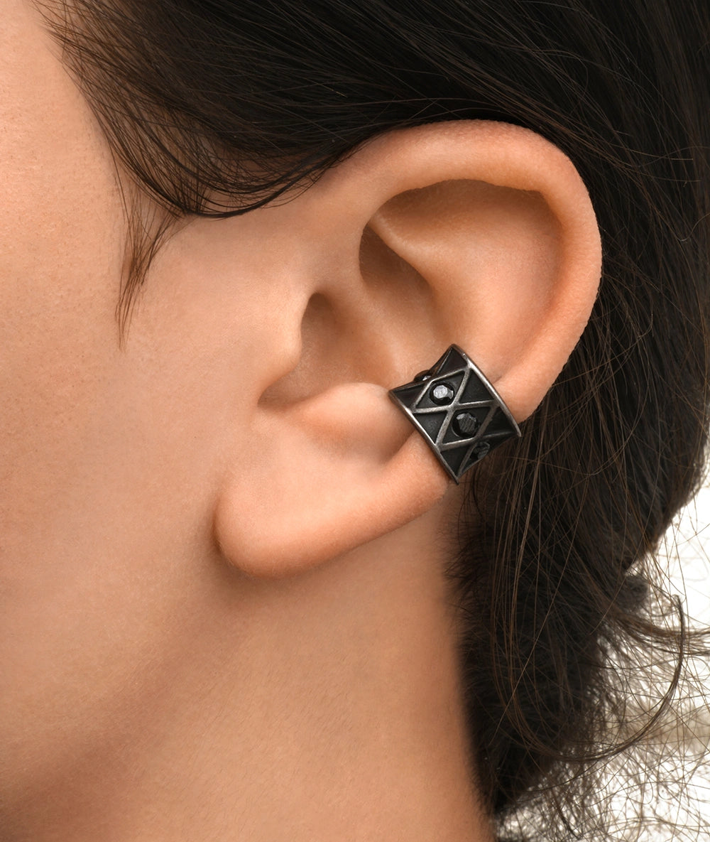Silver ear cuff with black zircons, vintage effect, KURO L VS