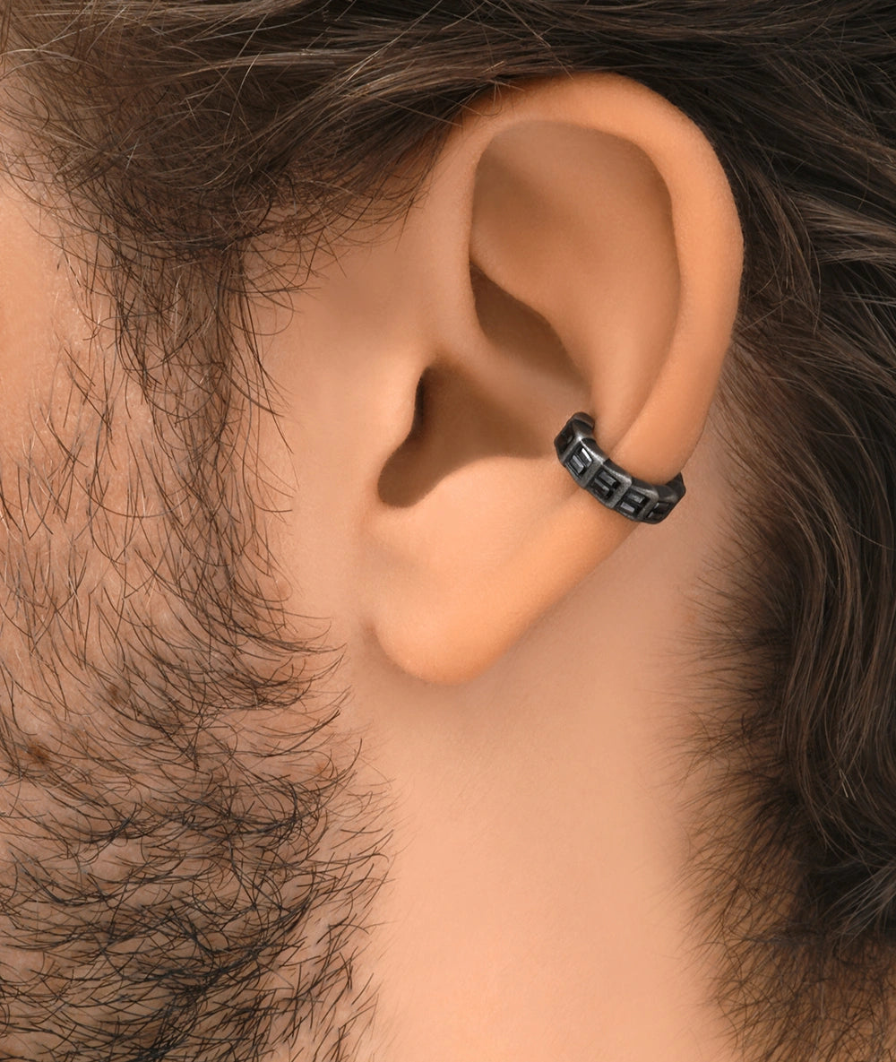 Round silver ear cuff with black zirconia and vintage effect ONI VS A