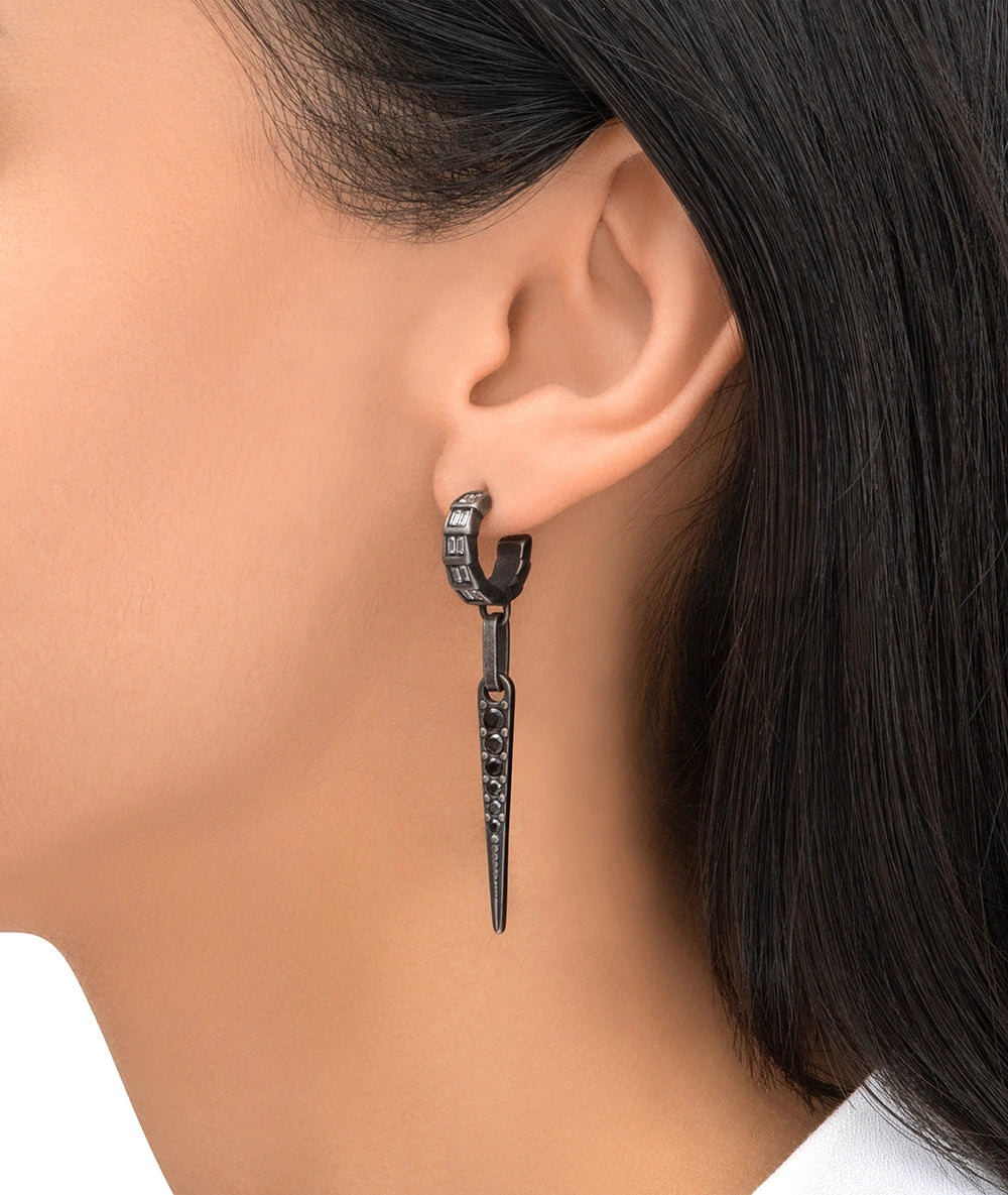 Boucle d'oreille argentée pendante effet vintage AKUMA VS