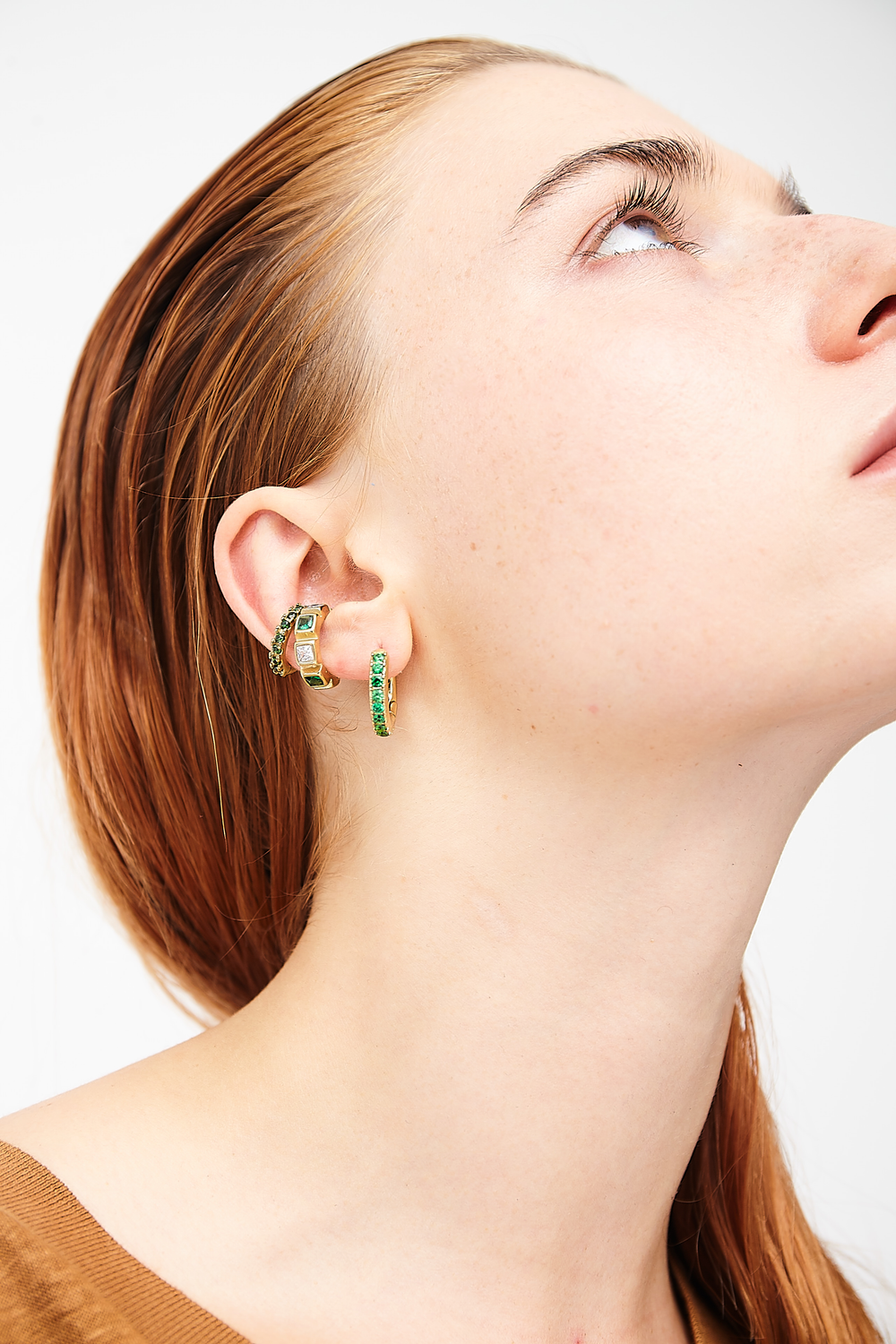Ear cuff doré et zirconiums verts et blancs Dibba L G