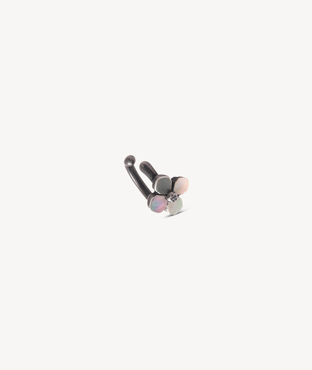 Ear cuff rond argenté avec nacre grise motif fleur effet vintage POPPY VS