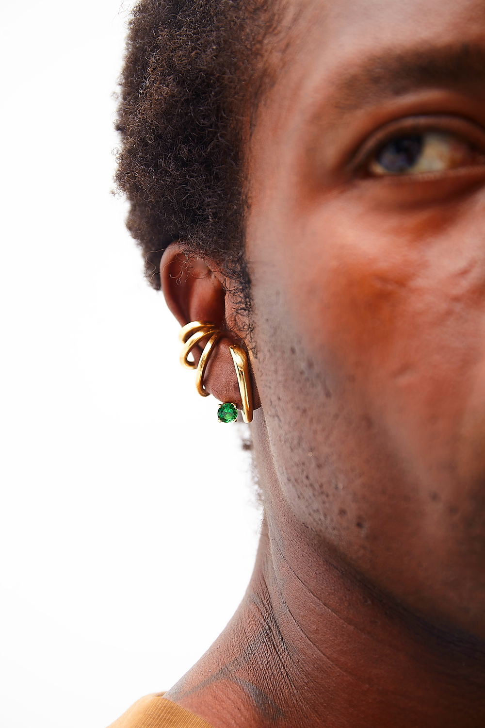 Boucle d'oreille dorée avec zircon vert (droit) LIF R G