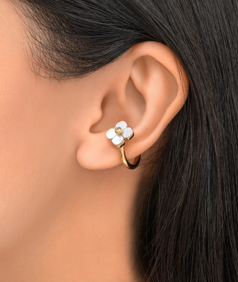 Ear cuff rond doré avec perles d'eau douce motif fleur POPPY G