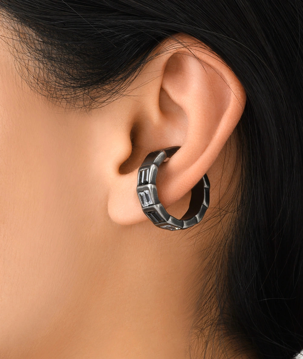 Ear cuff argenté et zirconiums noirs et blancs effet vintage BANKA VS