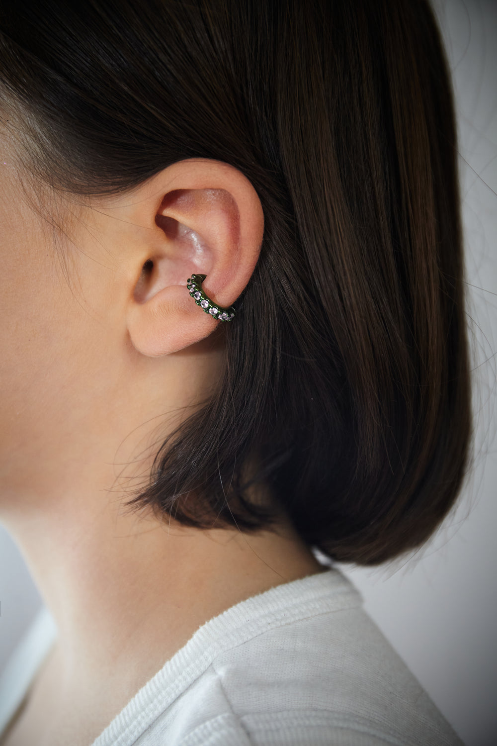 Ear cuff rond vert avec zircons roses ABI SG B