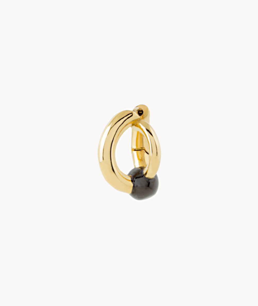 Boucle d'oreille créole bicolore dorée avec boule noire Missie GB