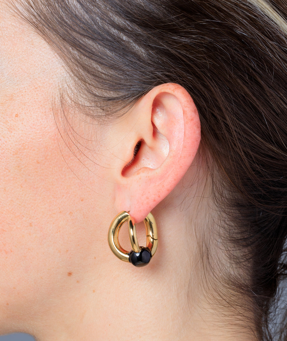 Boucle d'oreille créole bicolore dorée avec boule noire Missie GB